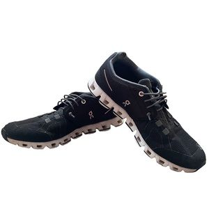 On cloud black tennis shoes